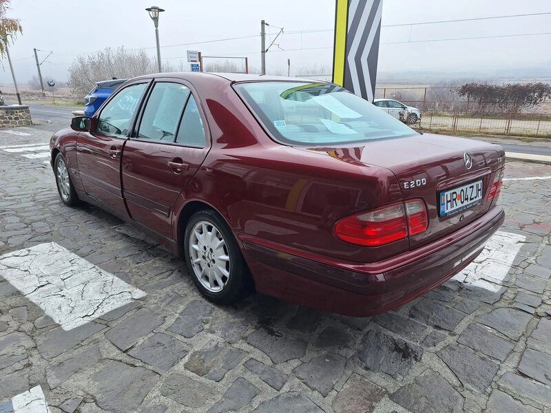 Mercedes-Benz E 200