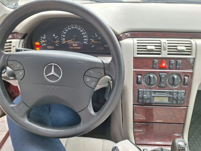 Mercedes-Benz E 200